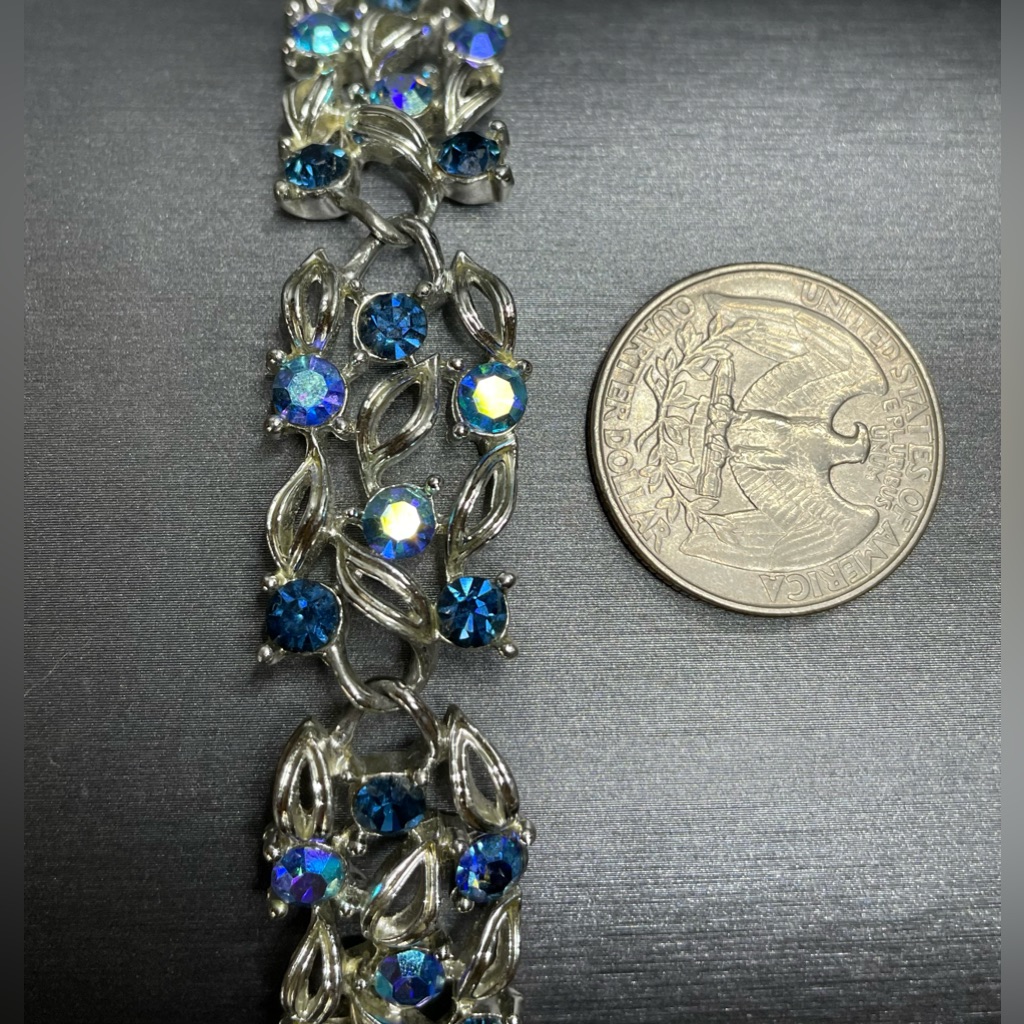 Lisner Vintage Light Blue Aurora Borealis Deep Blue Size 6-34 Panel Bracelet 75$